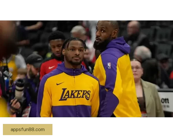 詹姆斯连续发声盛赞布朗尼表现出色 并祝贺布莱斯轻松夺得西区冠军